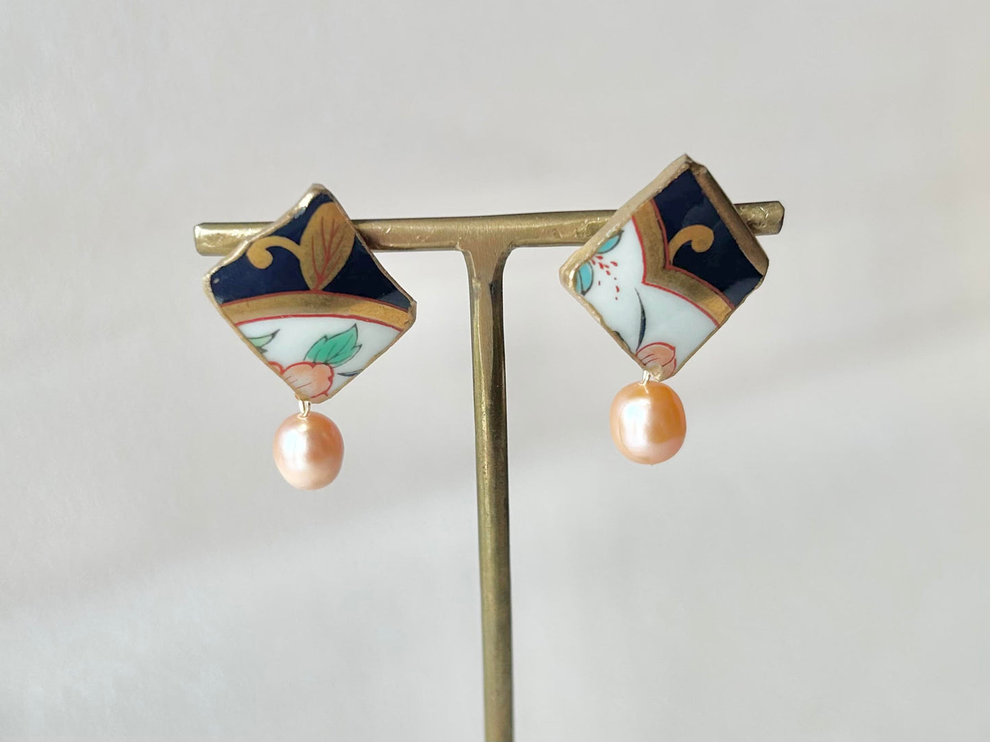 Imari Ware Kintsugi Titanium Earrings Gold Carnelian