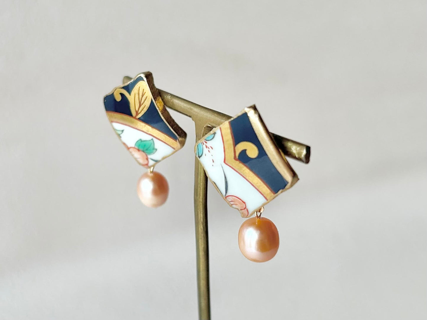 Imari Ware Kintsugi Titanium Earrings Gold Carnelian