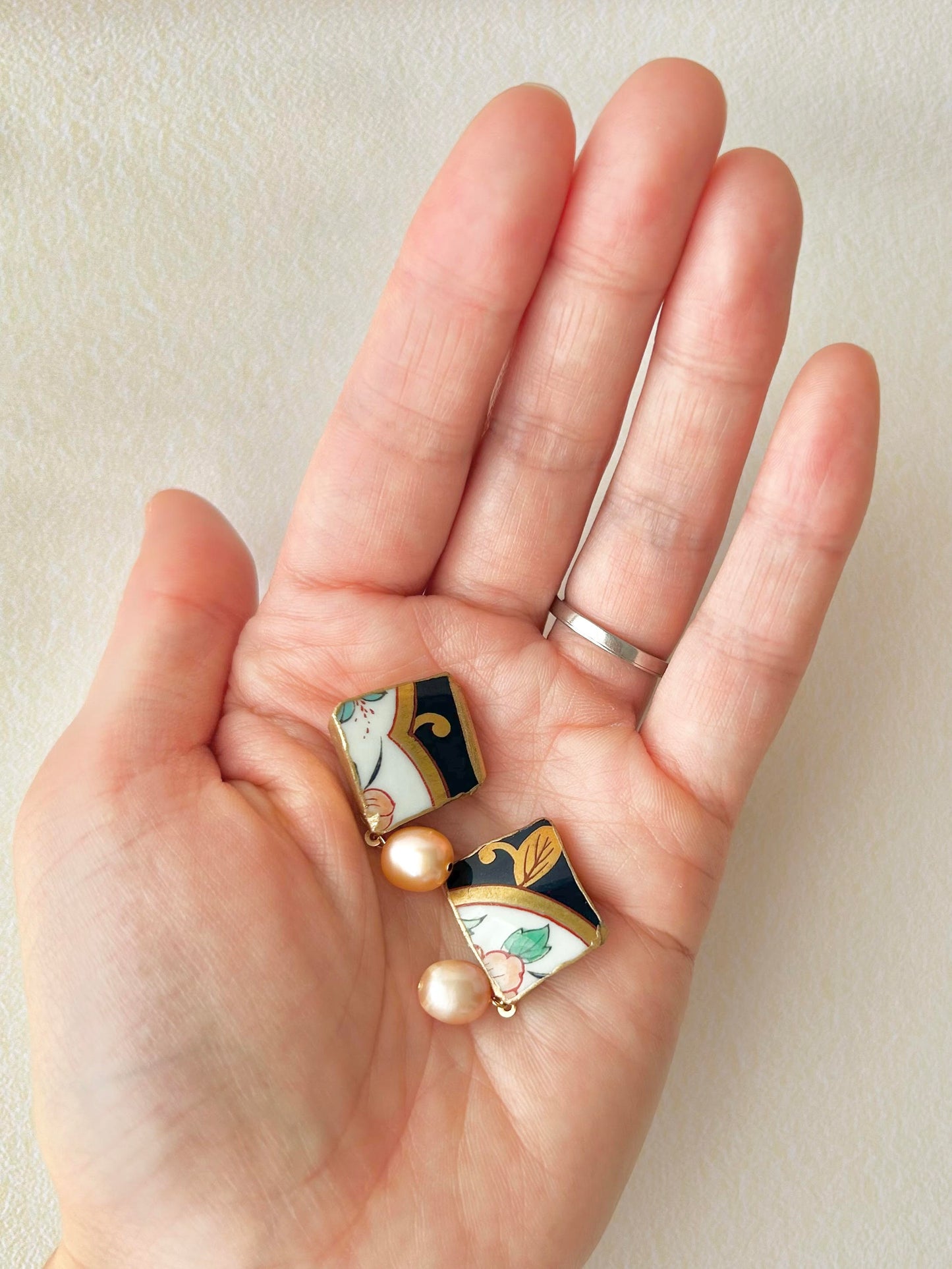 Imari Ware Kintsugi Titanium Earrings Gold Carnelian