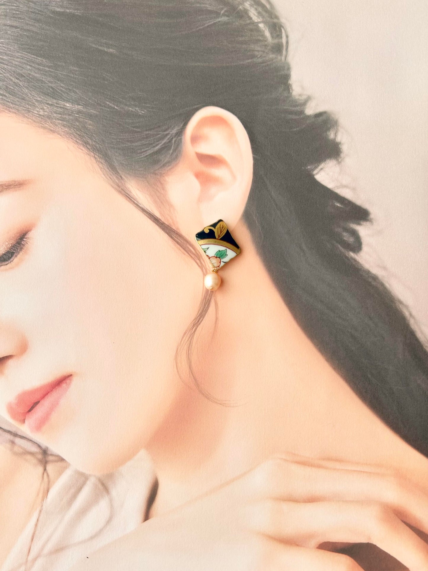 Imari Ware Kintsugi Titanium Earrings Gold Carnelian