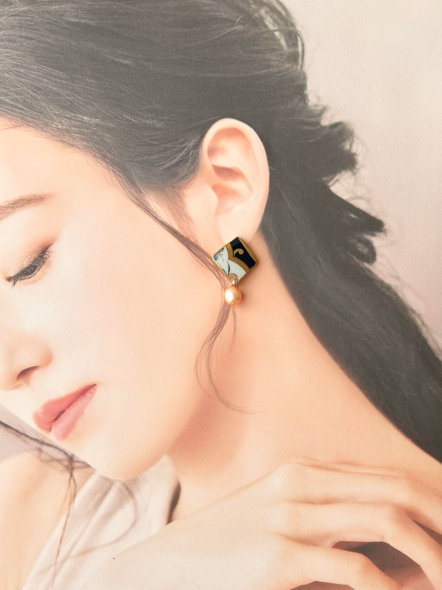 Imari Ware Kintsugi Titanium Earrings Gold Carnelian
