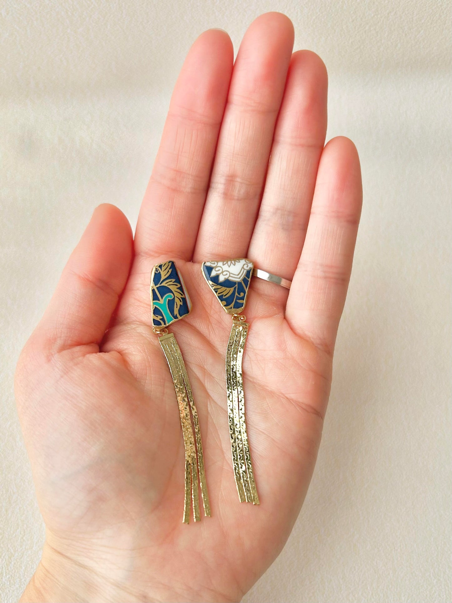 Imari Ware Kintsugi Titanium Earrings Gold Carnelian