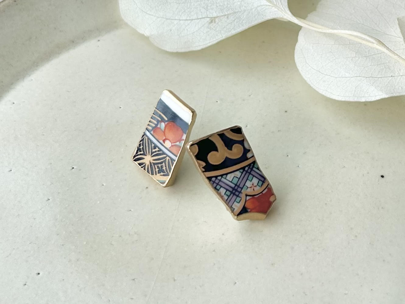 Imari Ware Kintsugi Titanium Earrings Gold Carnelian