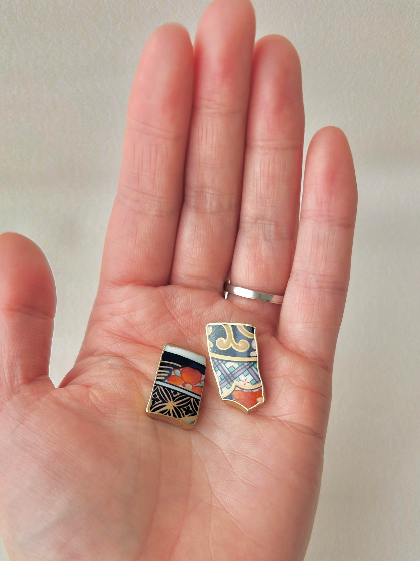 Imari Ware Kintsugi Titanium Earrings Gold Carnelian