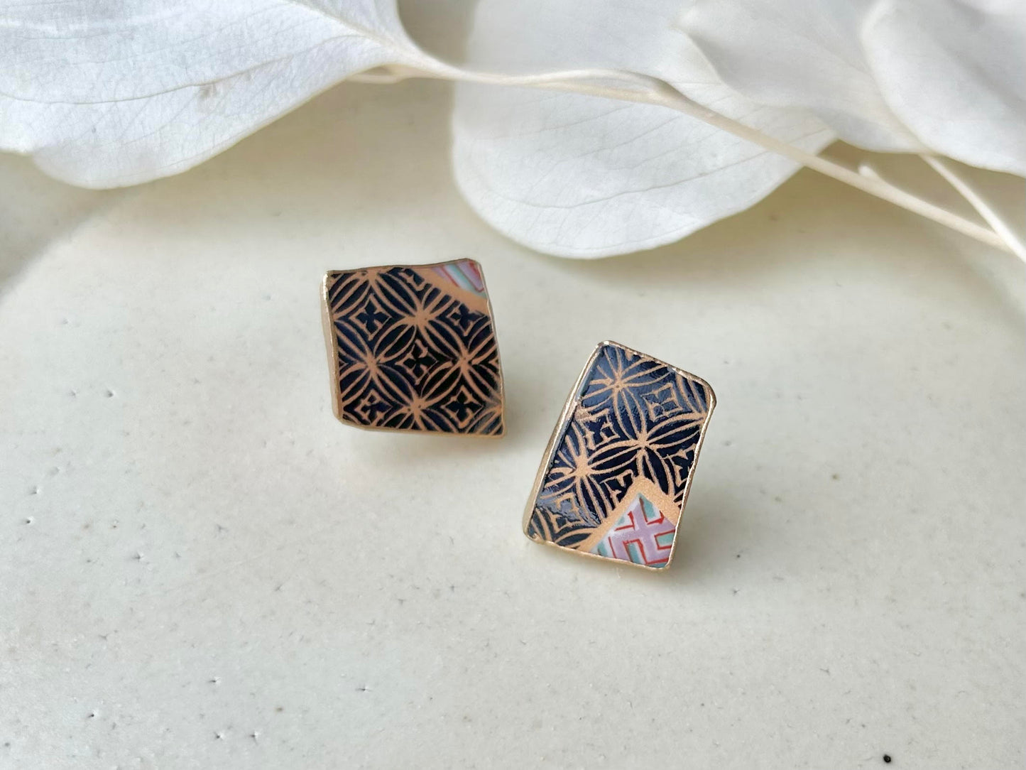 Imari Ware Kintsugi Titanium Earrings Gold Carnelian