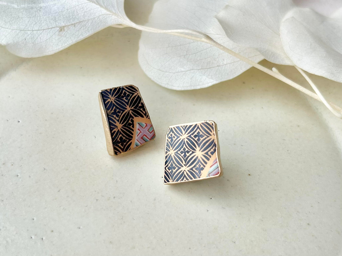 Imari Ware Kintsugi Titanium Earrings Gold Carnelian