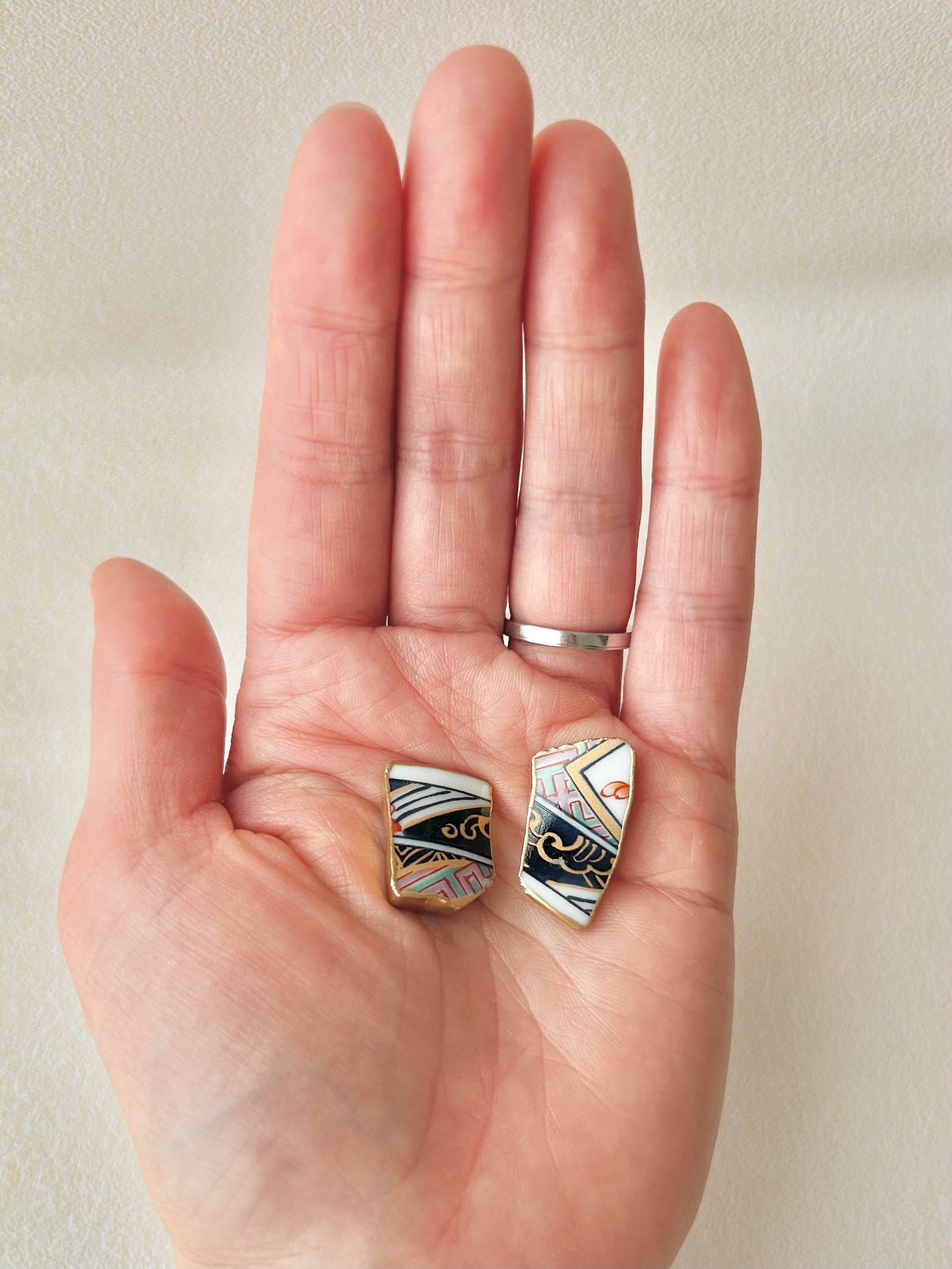Imari Ware Kintsugi Titanium Earrings Gold Carnelian