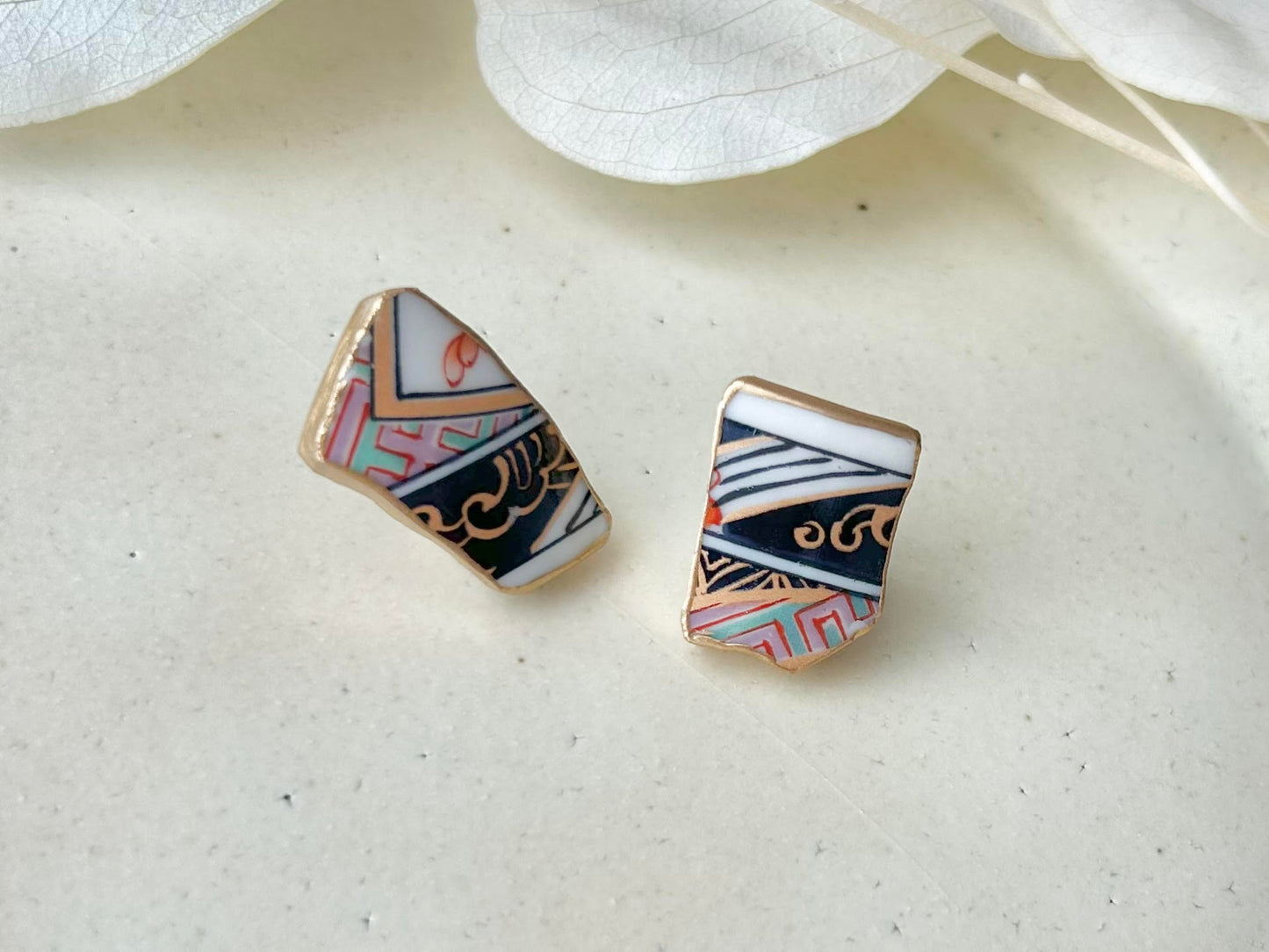 Imari Ware Kintsugi Titanium Earrings Gold Carnelian