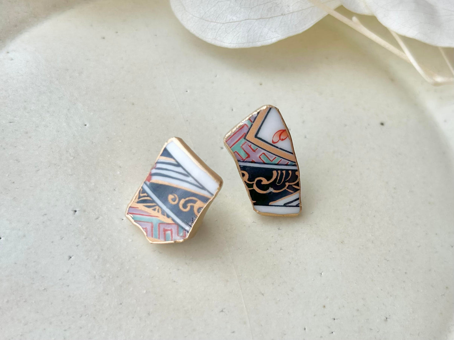 Imari Ware Kintsugi Titanium Earrings Gold Carnelian