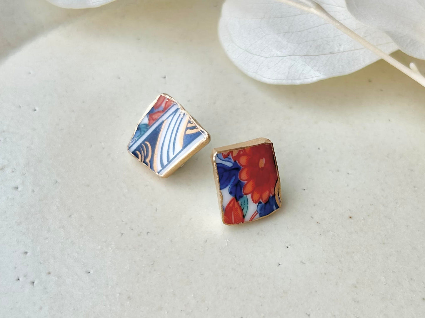Imari Ware Kintsugi Titanium Earrings Gold Carnelian