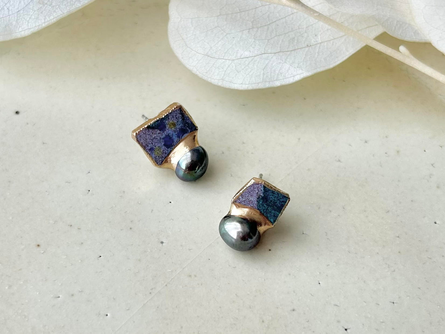 Imari Ware Kintsugi Titanium Earrings Gold Carnelian