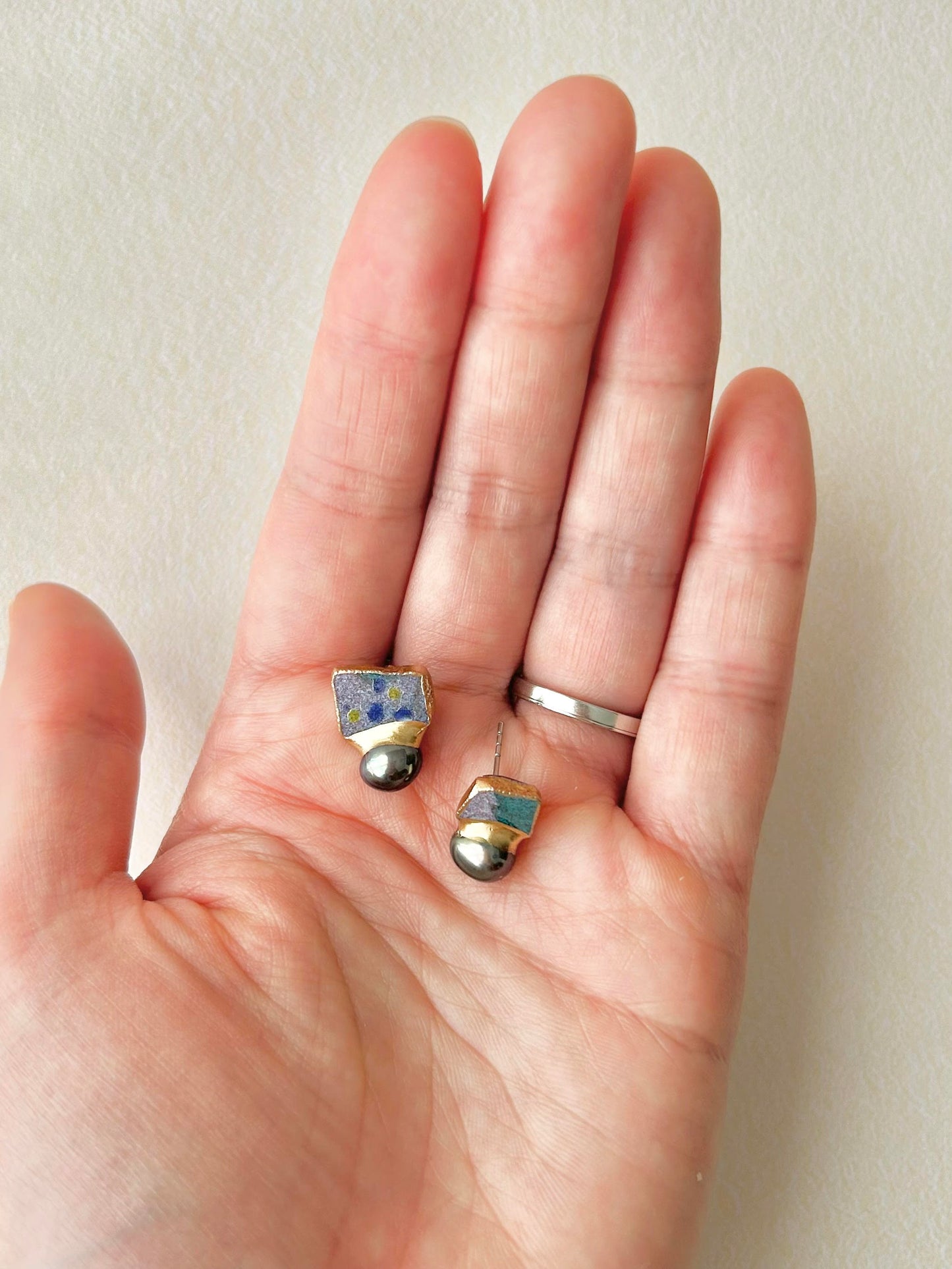 Imari Ware Kintsugi Titanium Earrings Gold Carnelian