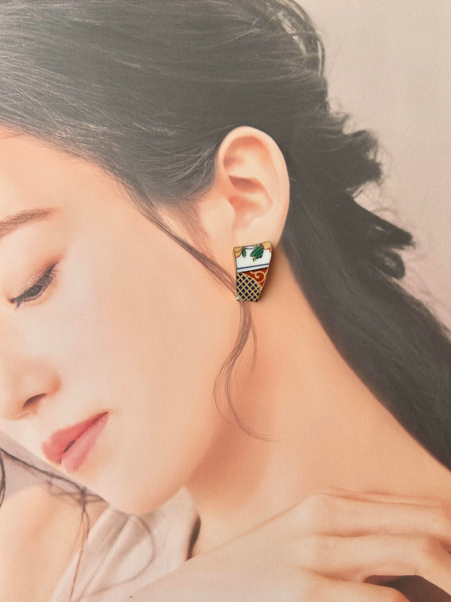 Imari Ware Kintsugi Titanium Earrings Gold Carnelian