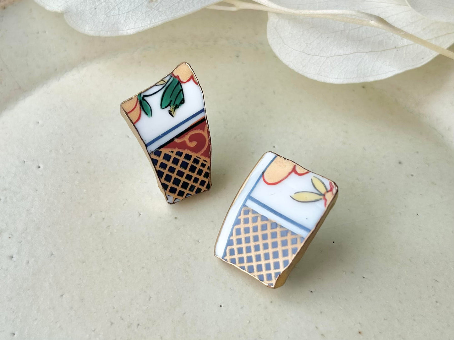 Imari Ware Kintsugi Titanium Earrings Gold Carnelian