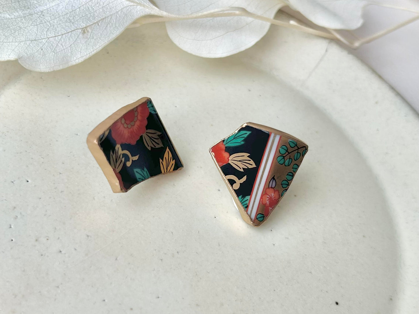Imari Ware Kintsugi Titanium Earrings Gold Carnelian