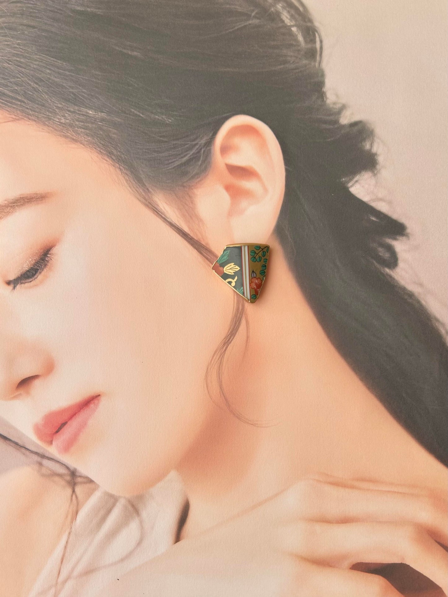 Imari Ware Kintsugi Titanium Earrings Gold Carnelian