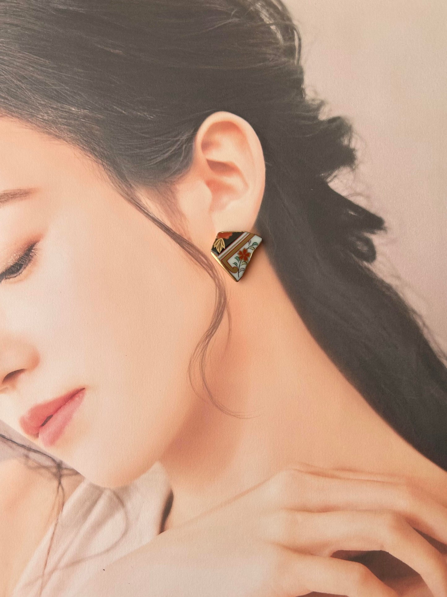 Imari Ware Kintsugi Titanium Earrings Gold Carnelian