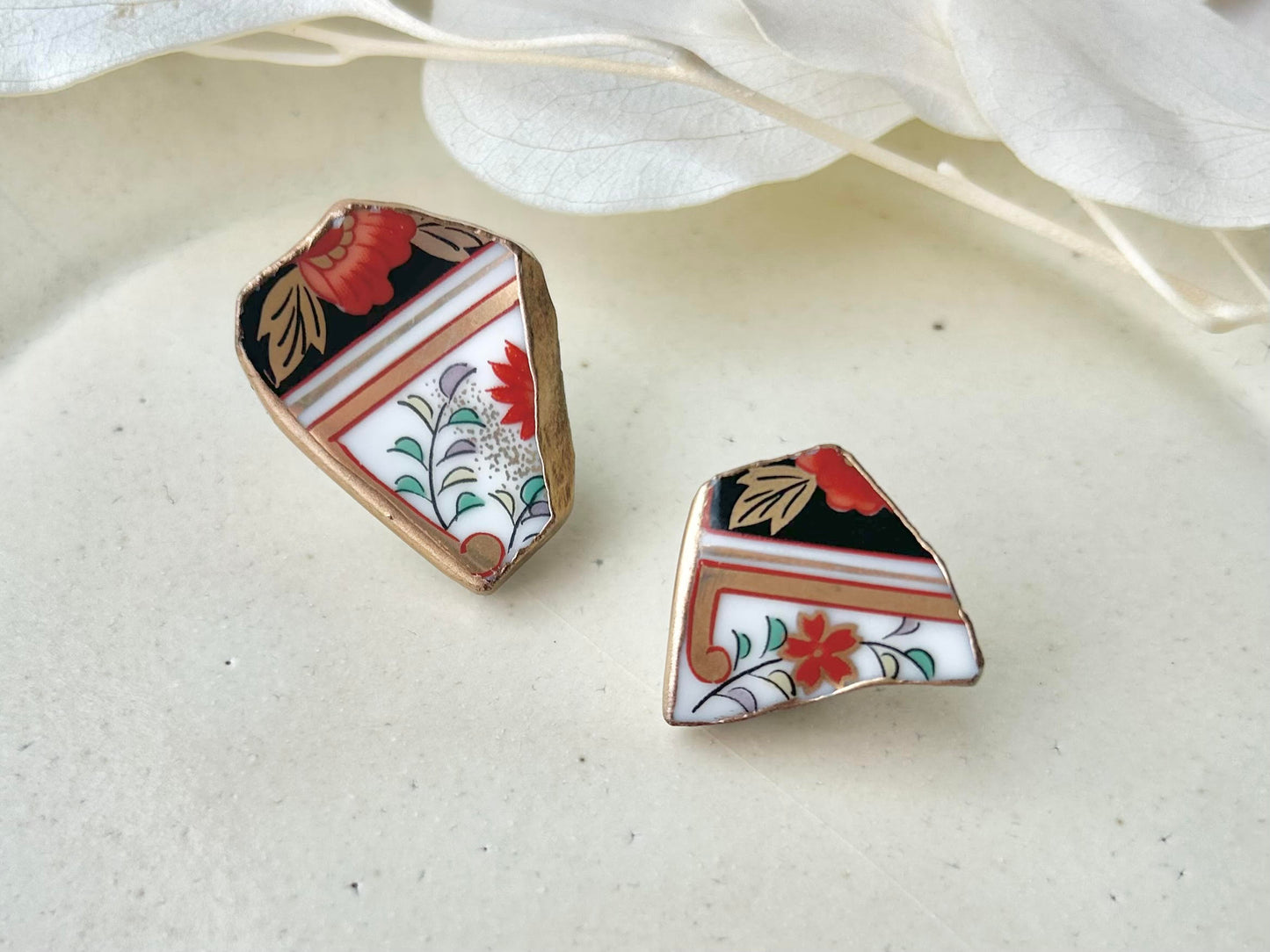 Imari Ware Kintsugi Titanium Earrings Gold Carnelian