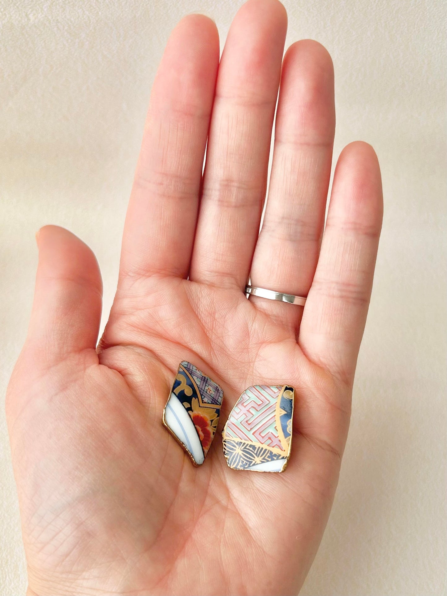 Imari Ware Kintsugi Titanium Earrings Gold Carnelian