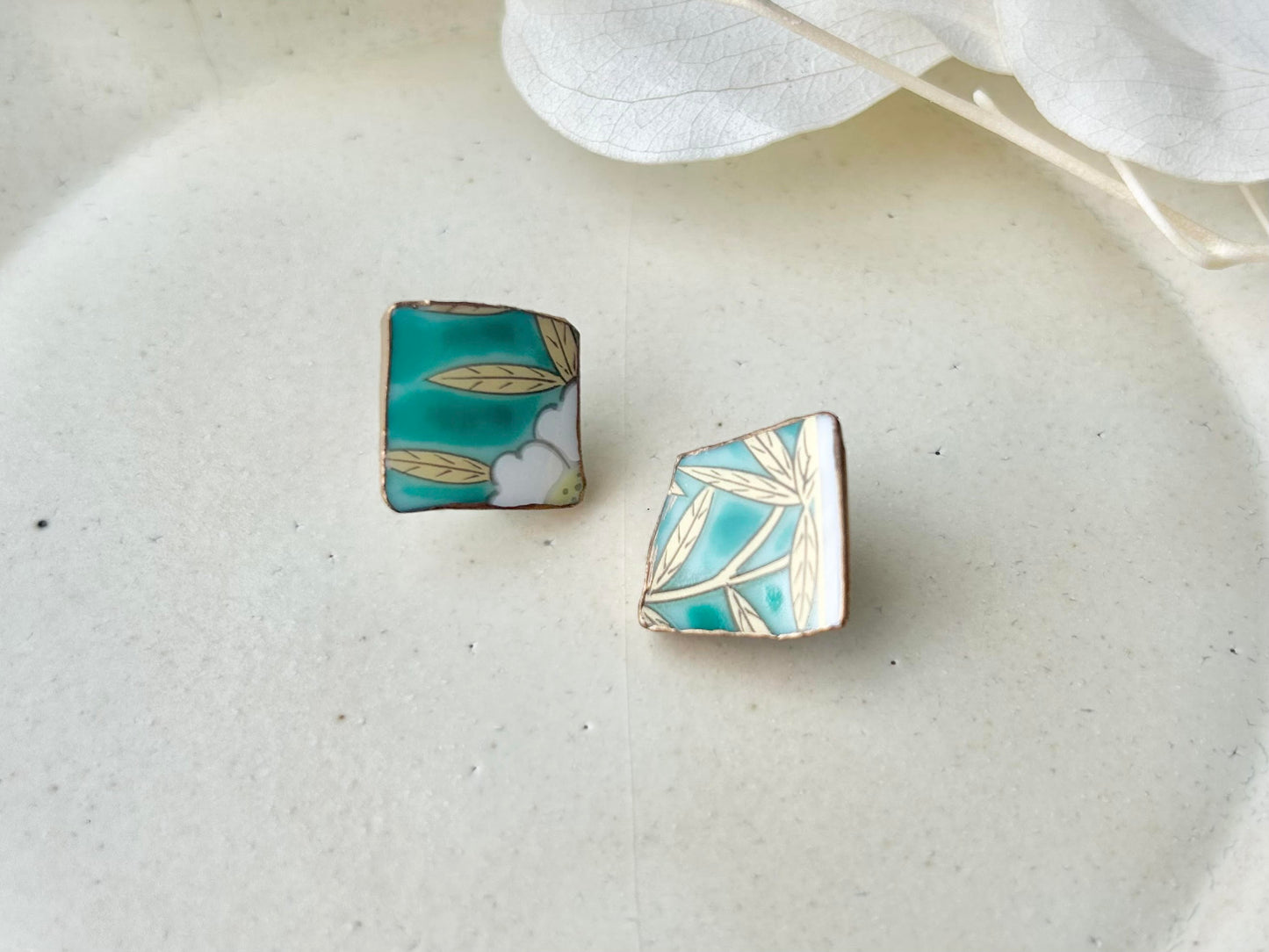 Imari Ware Kintsugi Titanium Earrings Gold Carnelian