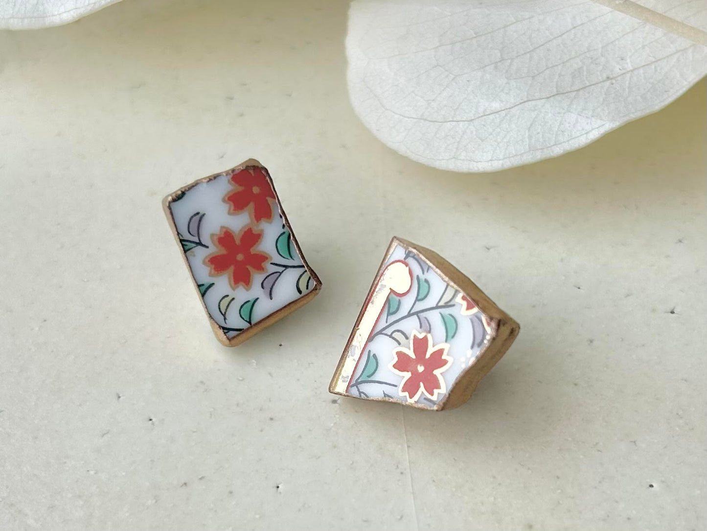 Imari Ware Kintsugi Titanium Earrings Gold Carnelian