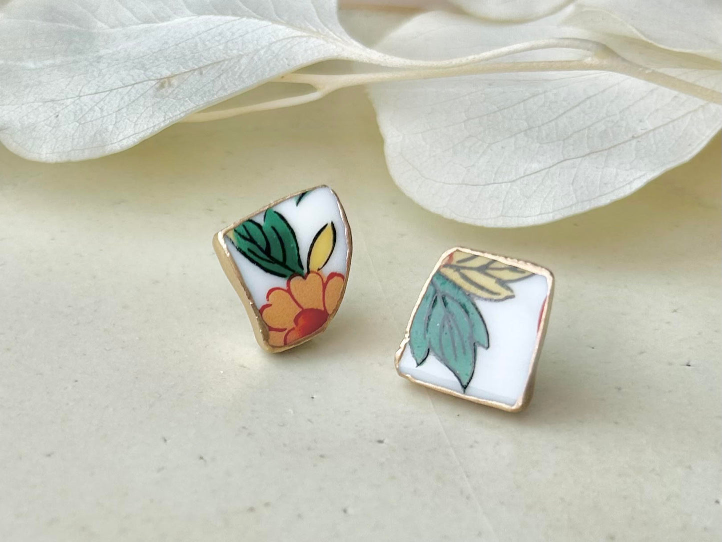 Imari Ware Kintsugi Titanium Earrings Gold Carnelian