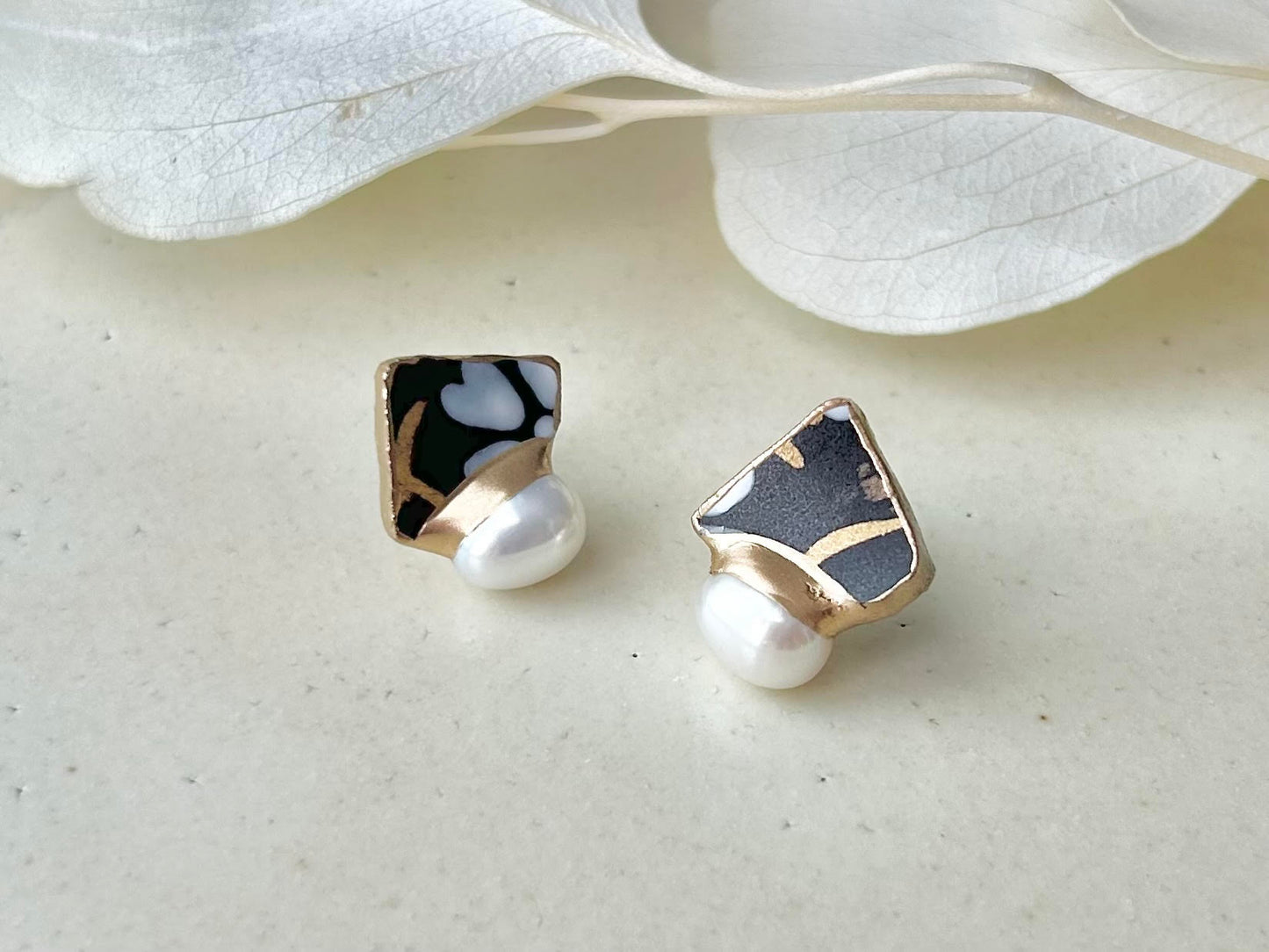 Imari Ware Kintsugi Titanium Earrings Gold Carnelian