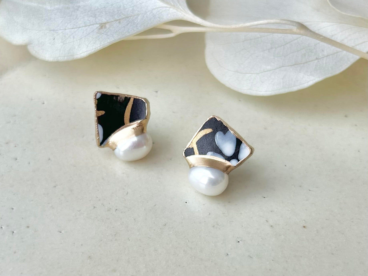 Imari Ware Kintsugi Titanium Earrings Gold Carnelian
