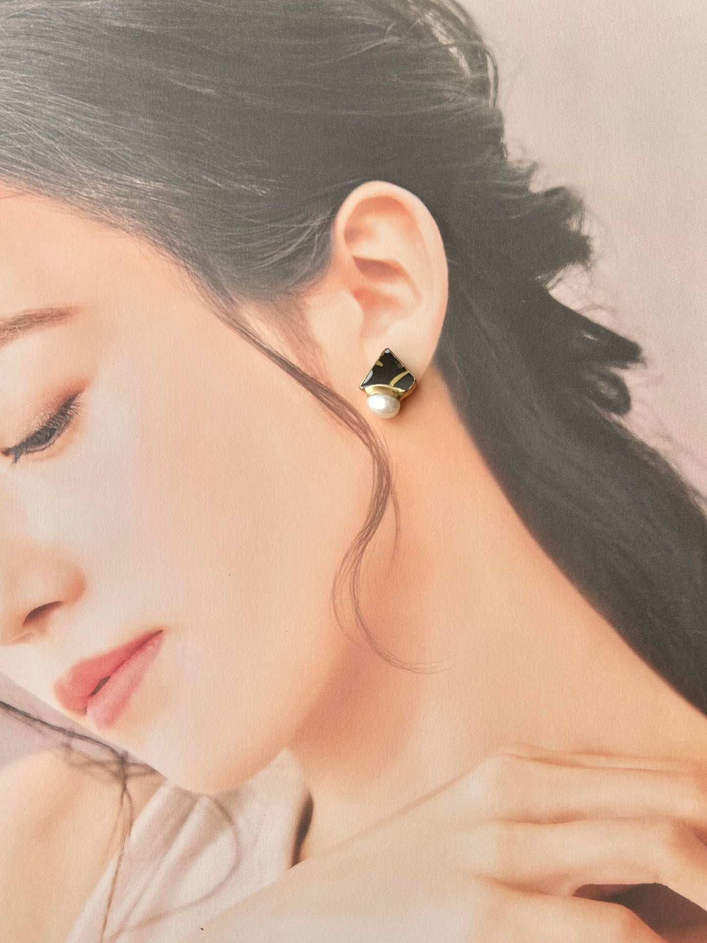 Imari Ware Kintsugi Titanium Earrings Gold Carnelian