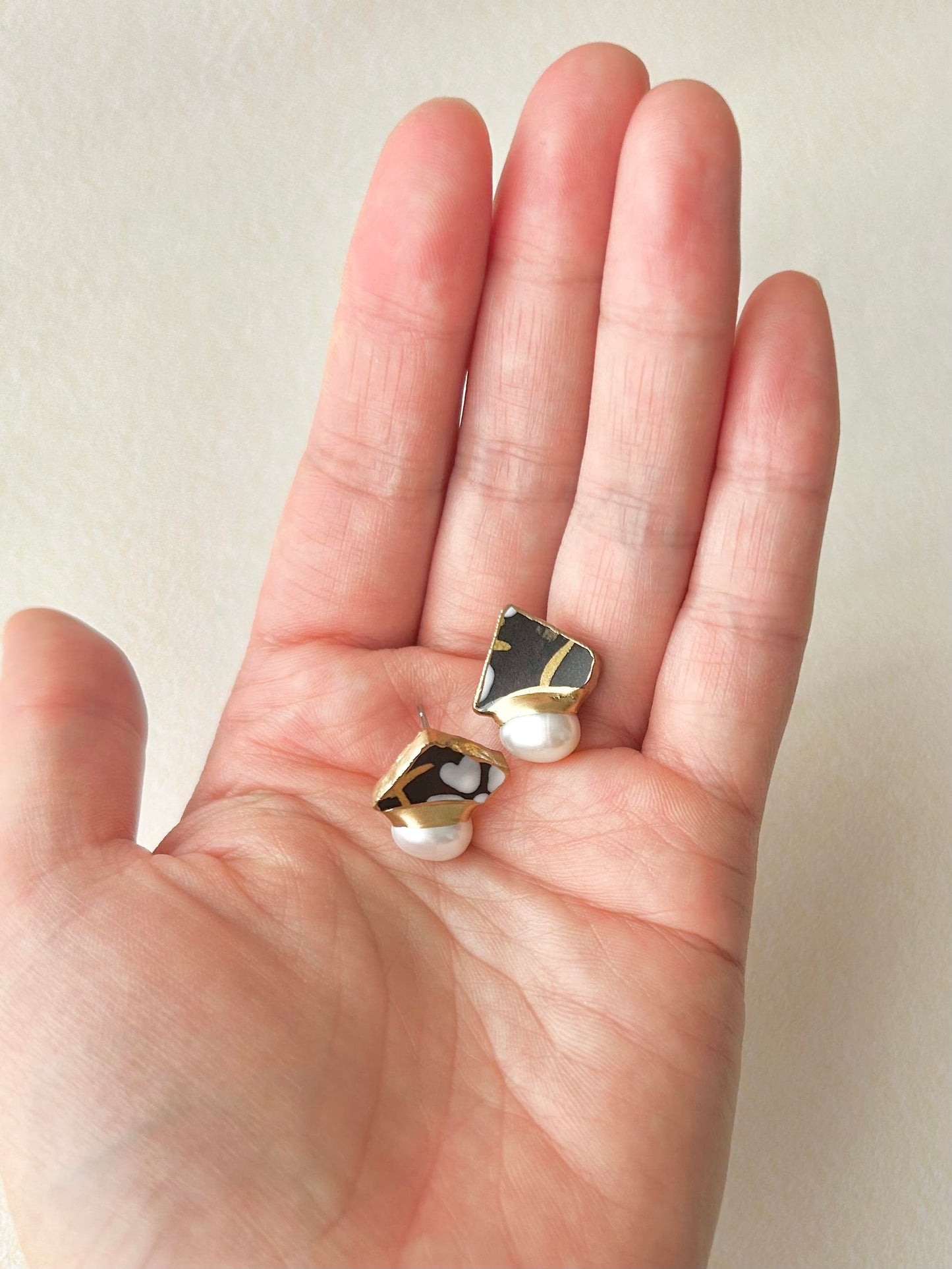 Imari Ware Kintsugi Titanium Earrings Gold Carnelian