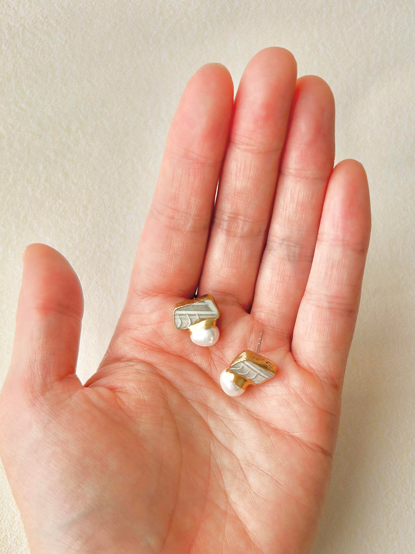 Imari Ware Kintsugi Titanium Earrings Gold Carnelian