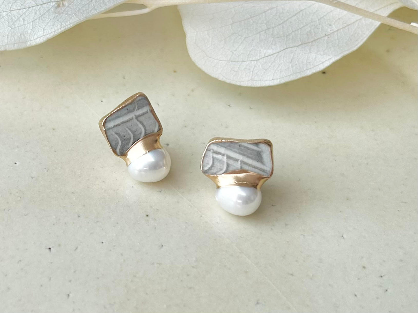 Imari Ware Kintsugi Titanium Earrings Gold Carnelian
