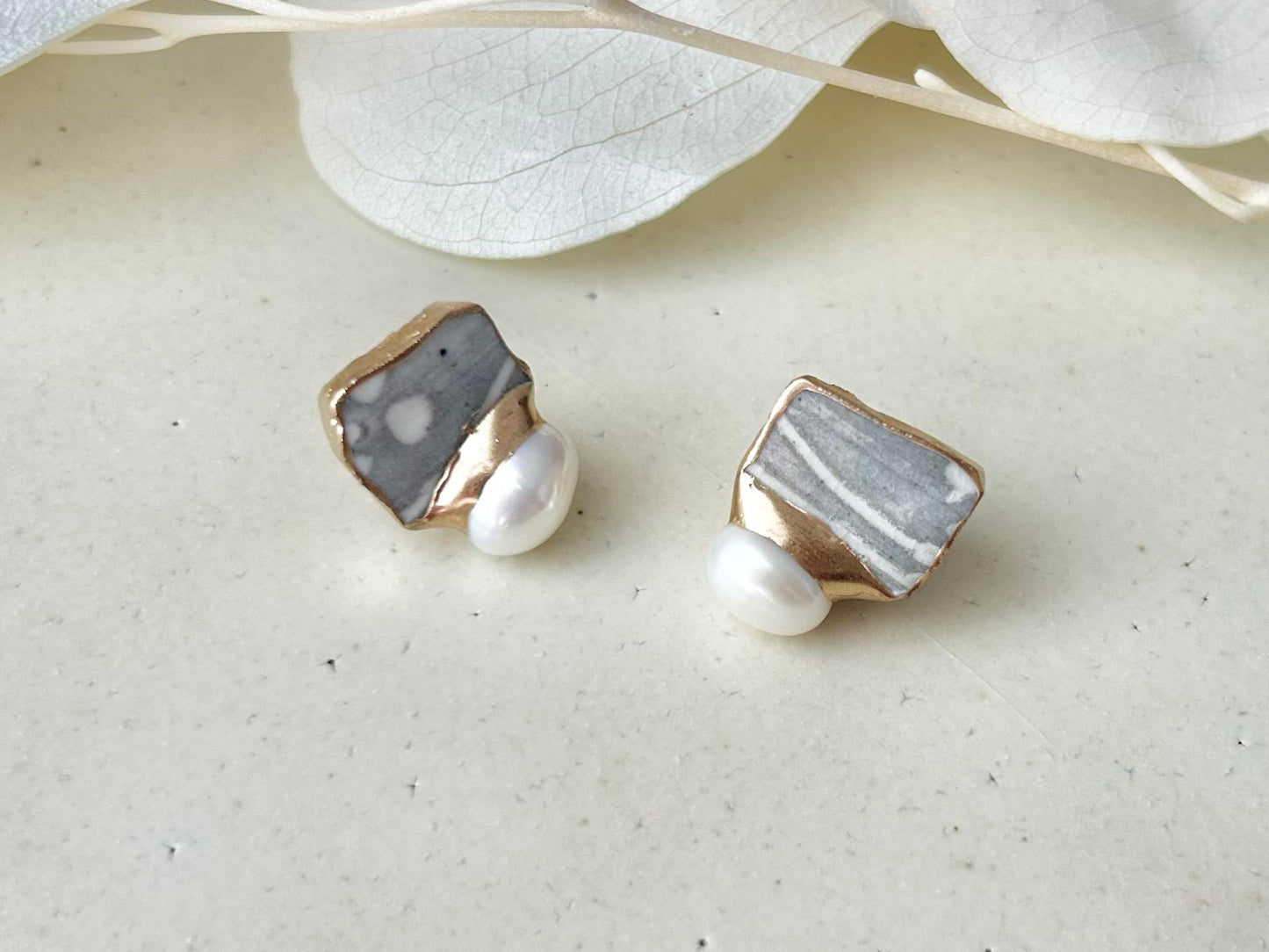 Imari Ware Kintsugi Titanium Earrings Gold Carnelian