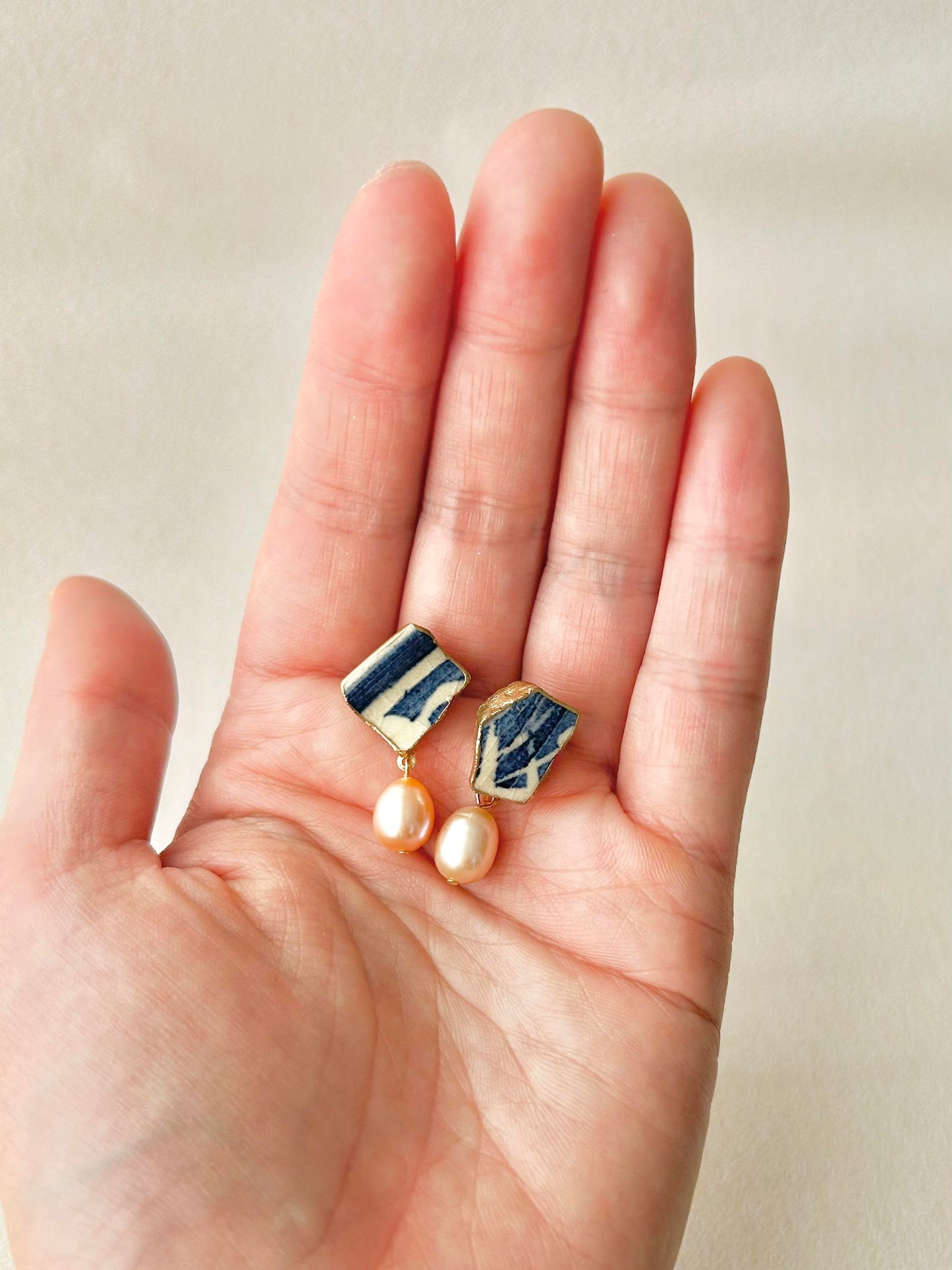 Imari Ware Kintsugi Titanium Earrings Gold Carnelian