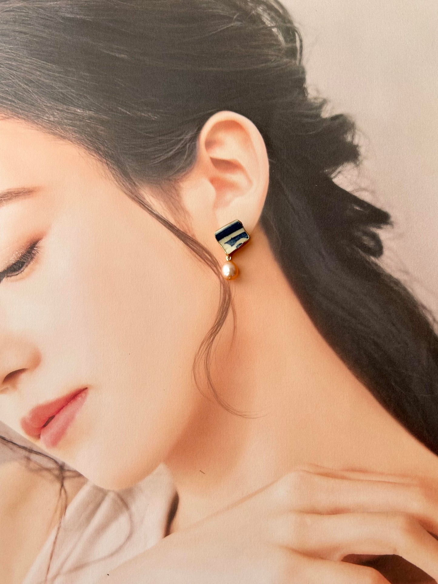 Imari Ware Kintsugi Titanium Earrings Gold Carnelian