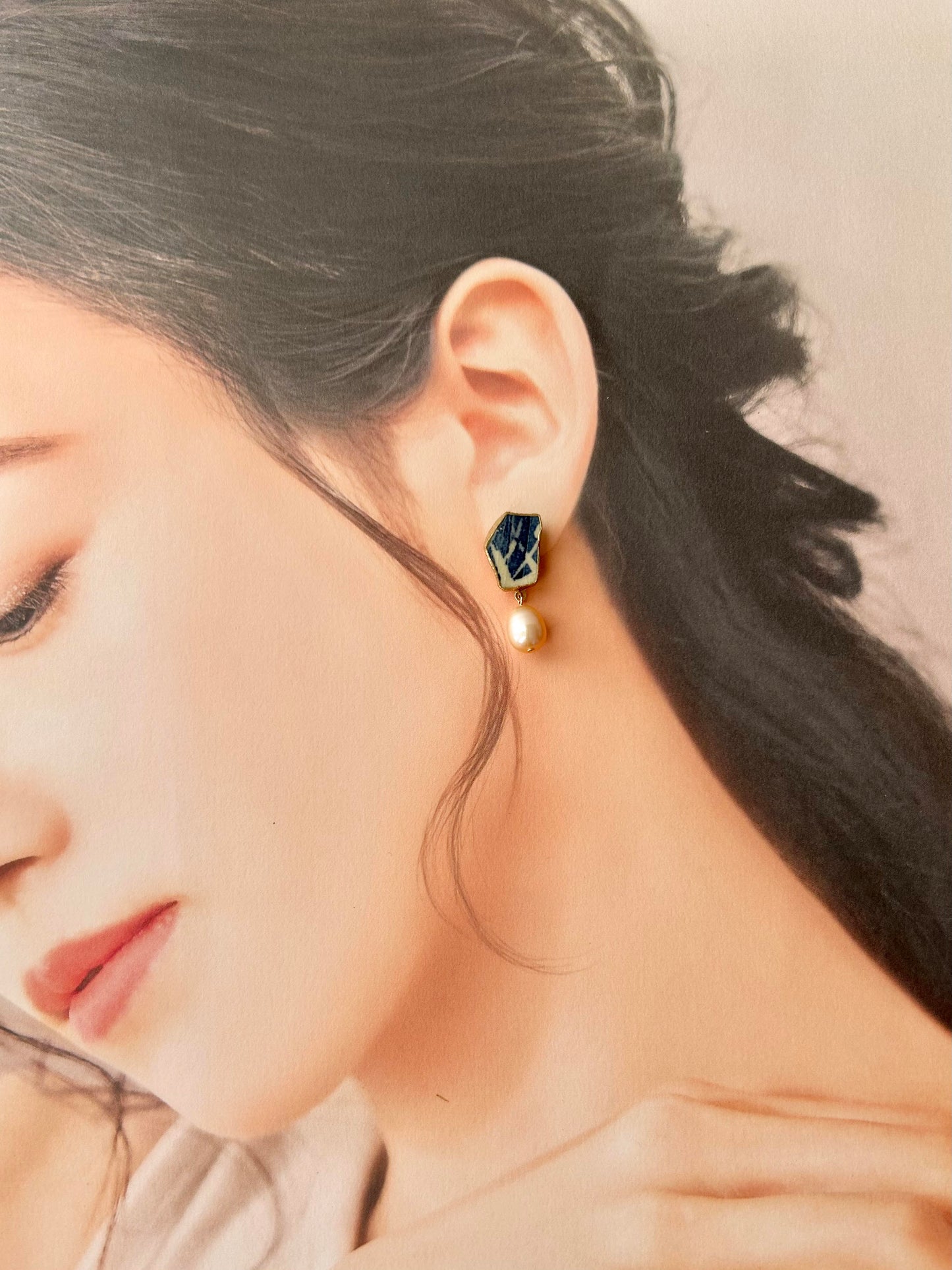 Imari Ware Kintsugi Titanium Earrings Gold Carnelian