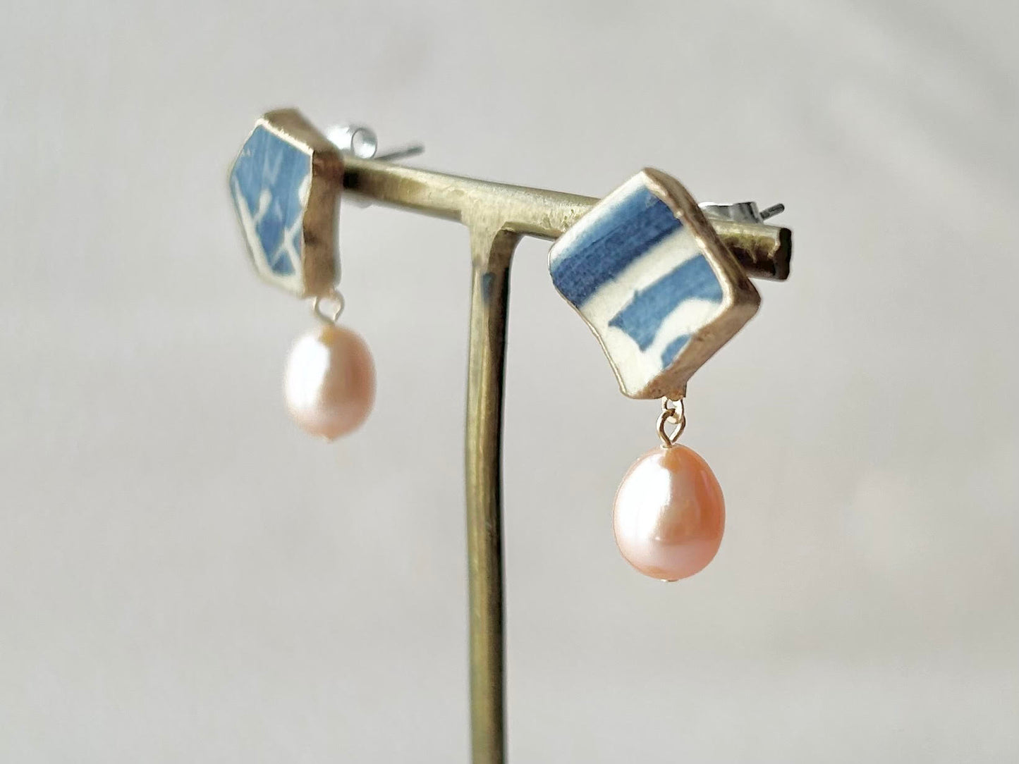 Imari Ware Kintsugi Titanium Earrings Gold Carnelian