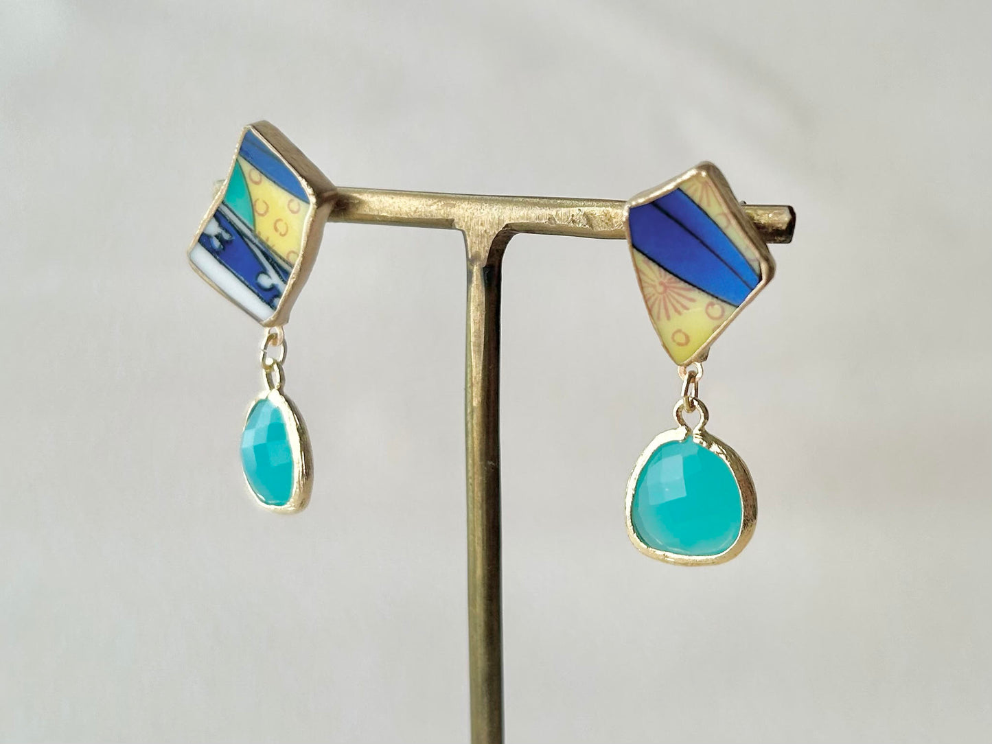 Imari Ware Kintsugi Titanium Earrings Gold Carnelian