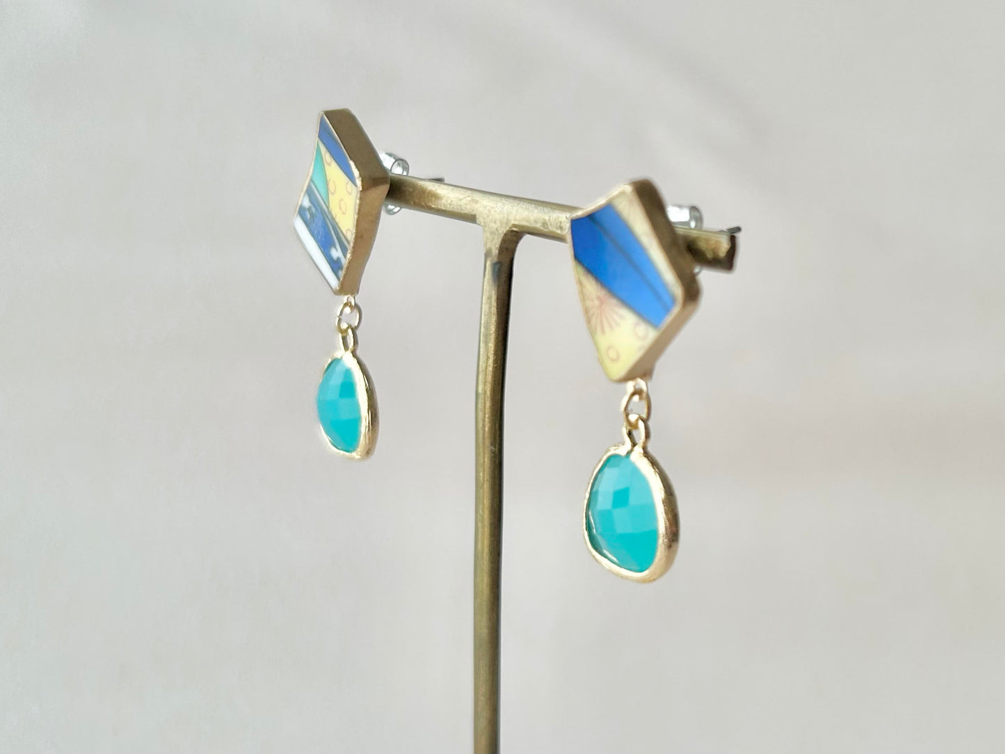 Imari Ware Kintsugi Titanium Earrings Gold Carnelian