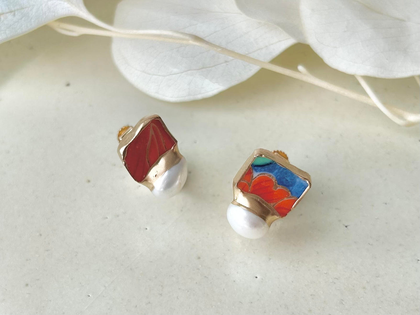 Imari Ware Kintsugi Titanium Earrings Gold Carnelian