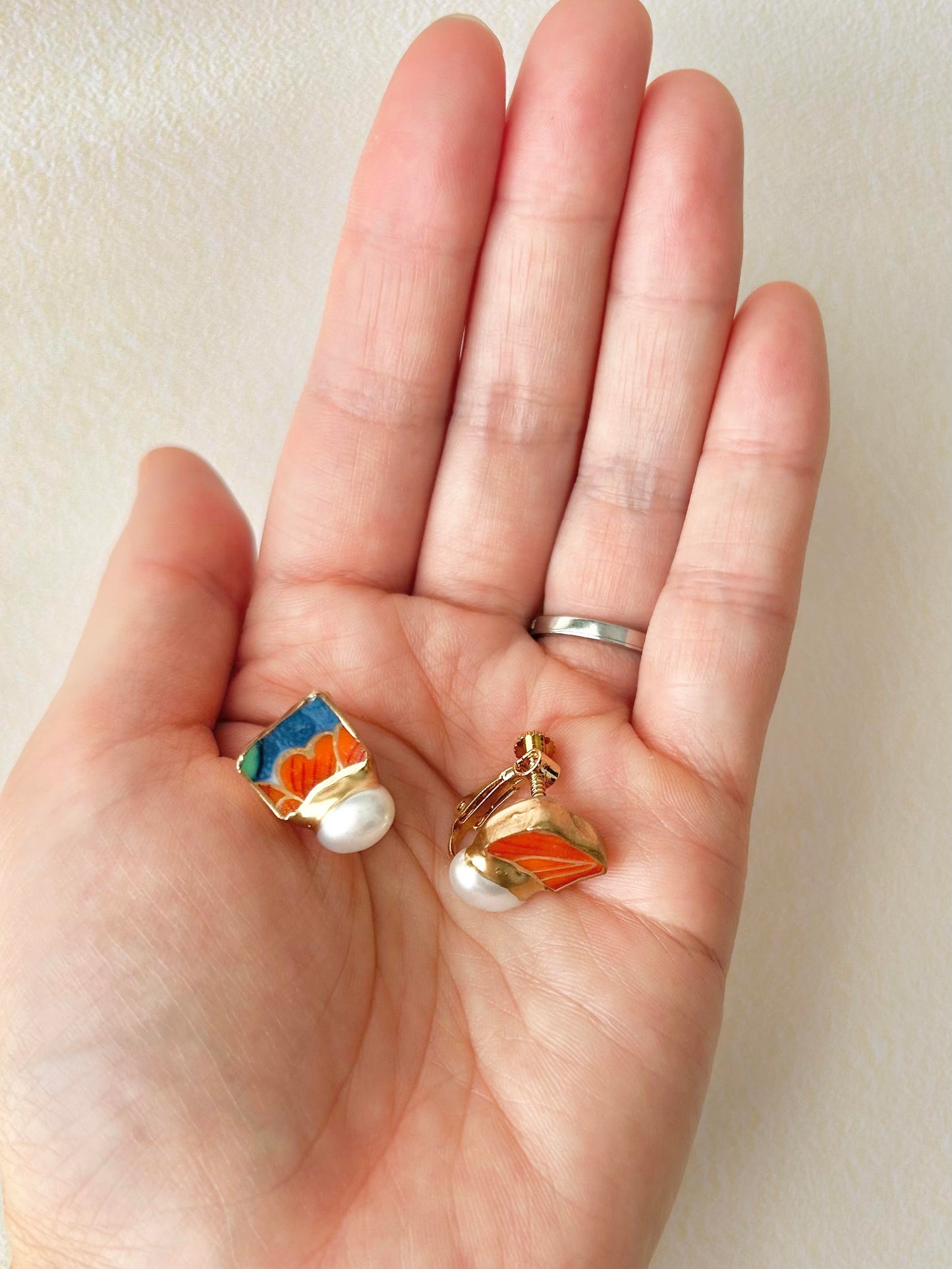 Imari Ware Kintsugi Titanium Earrings Gold Carnelian