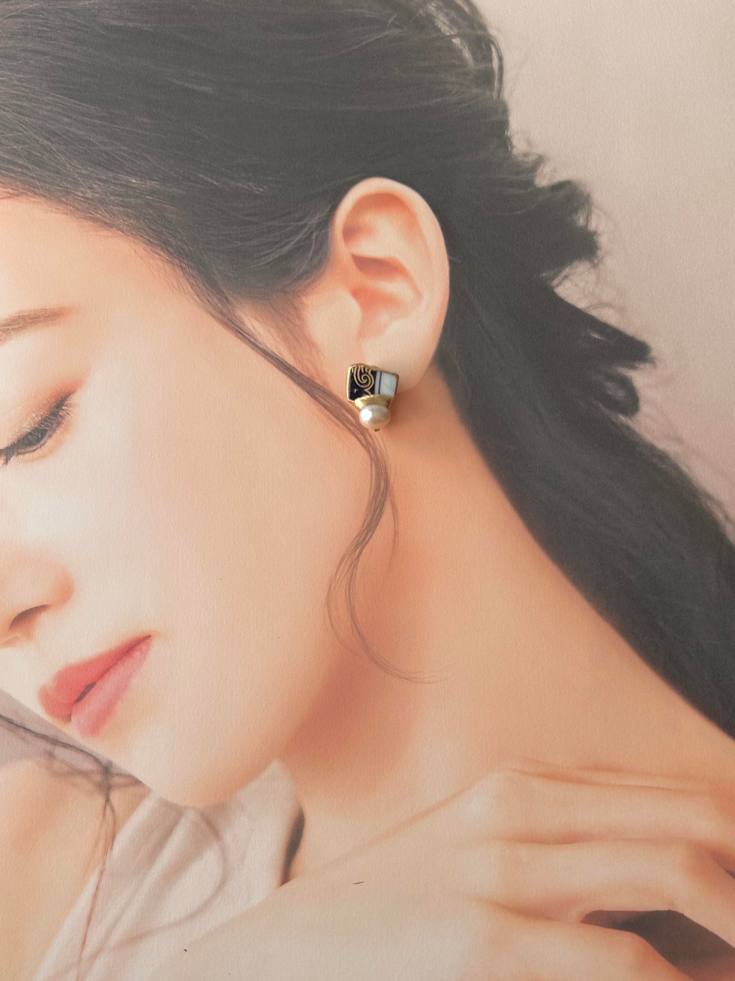 Imari Ware Kintsugi Titanium Earrings Gold Carnelian