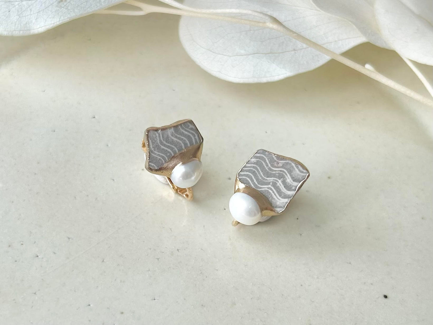 Imari Ware Kintsugi Titanium Earrings Gold Carnelian