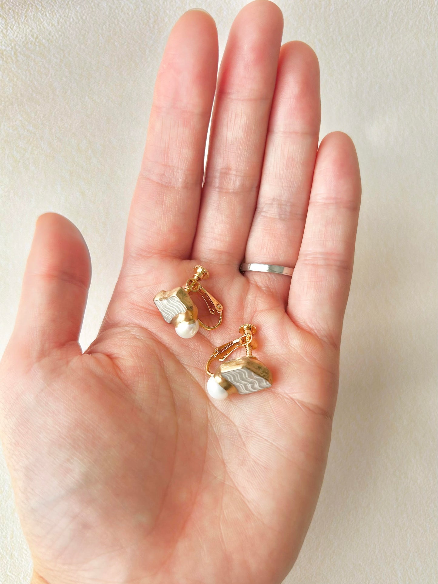 Imari Ware Kintsugi Titanium Earrings Gold Carnelian