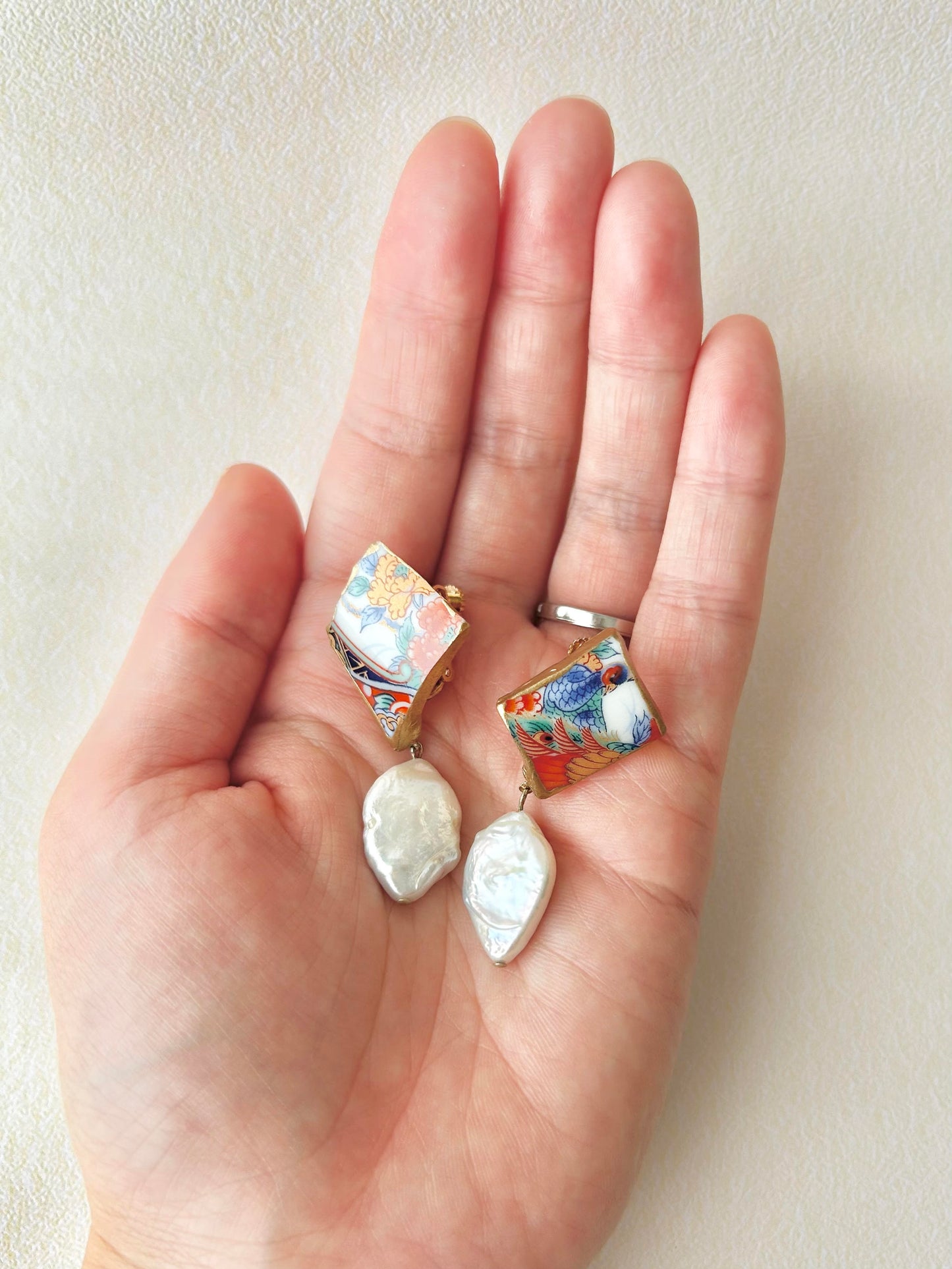 Imari Ware Kintsugi Titanium Earrings Gold Carnelian