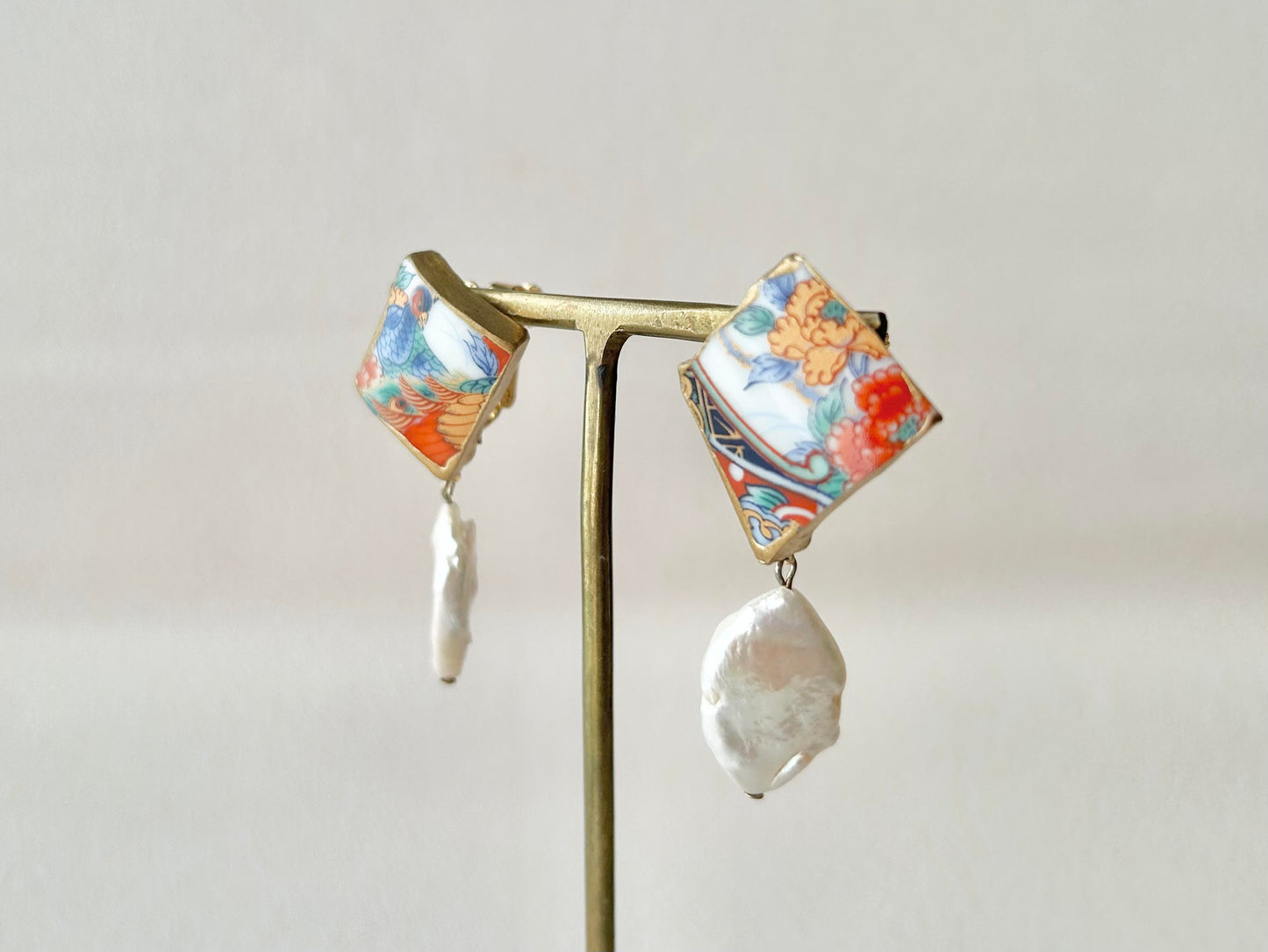 Imari Ware Kintsugi Titanium Earrings Gold Carnelian