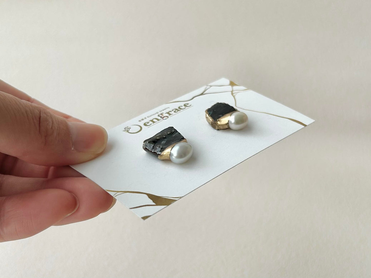 Imari Ware Kintsugi Titanium Earrings Gold Carnelian