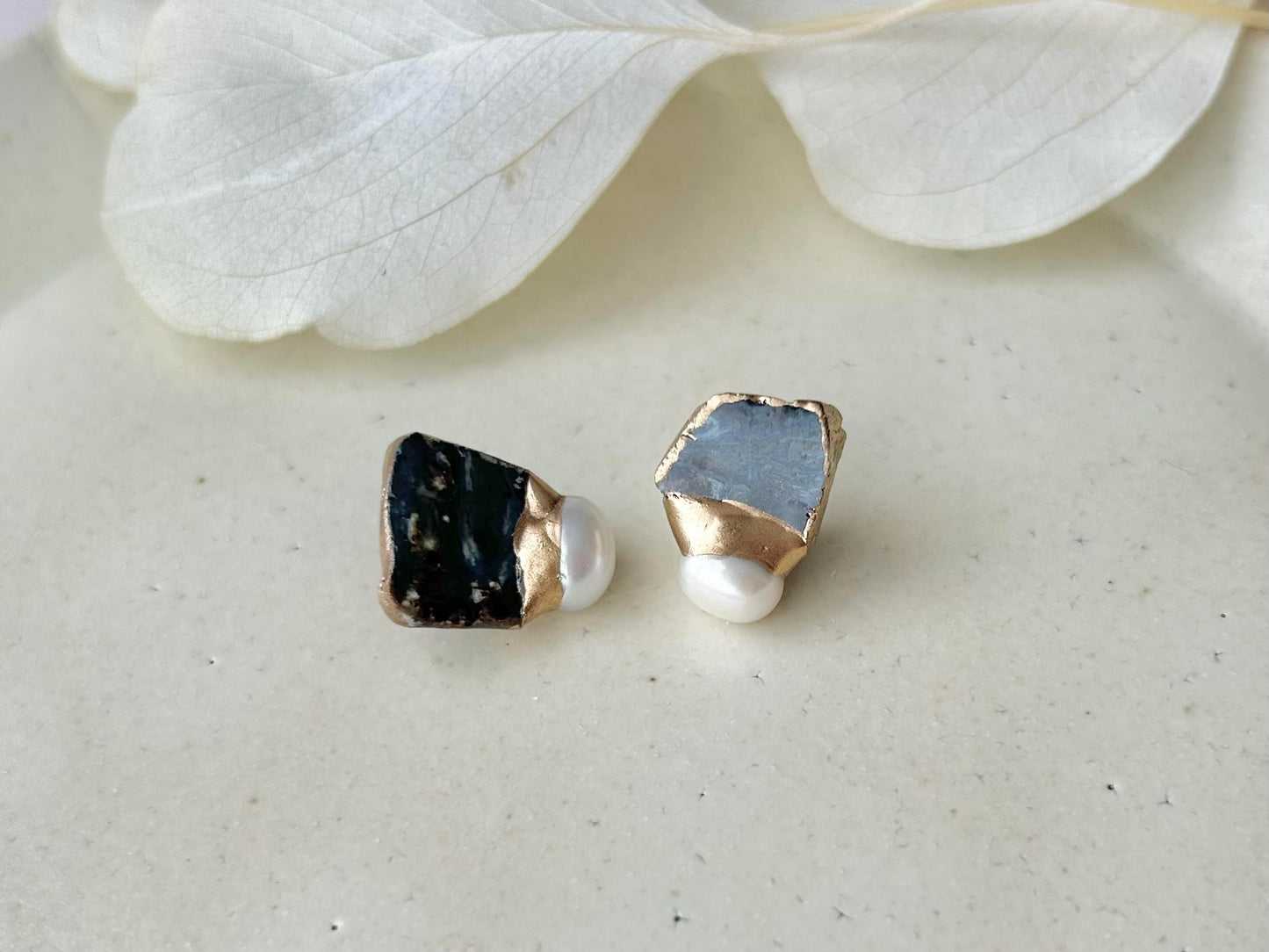 Imari Ware Kintsugi Titanium Earrings Gold Carnelian