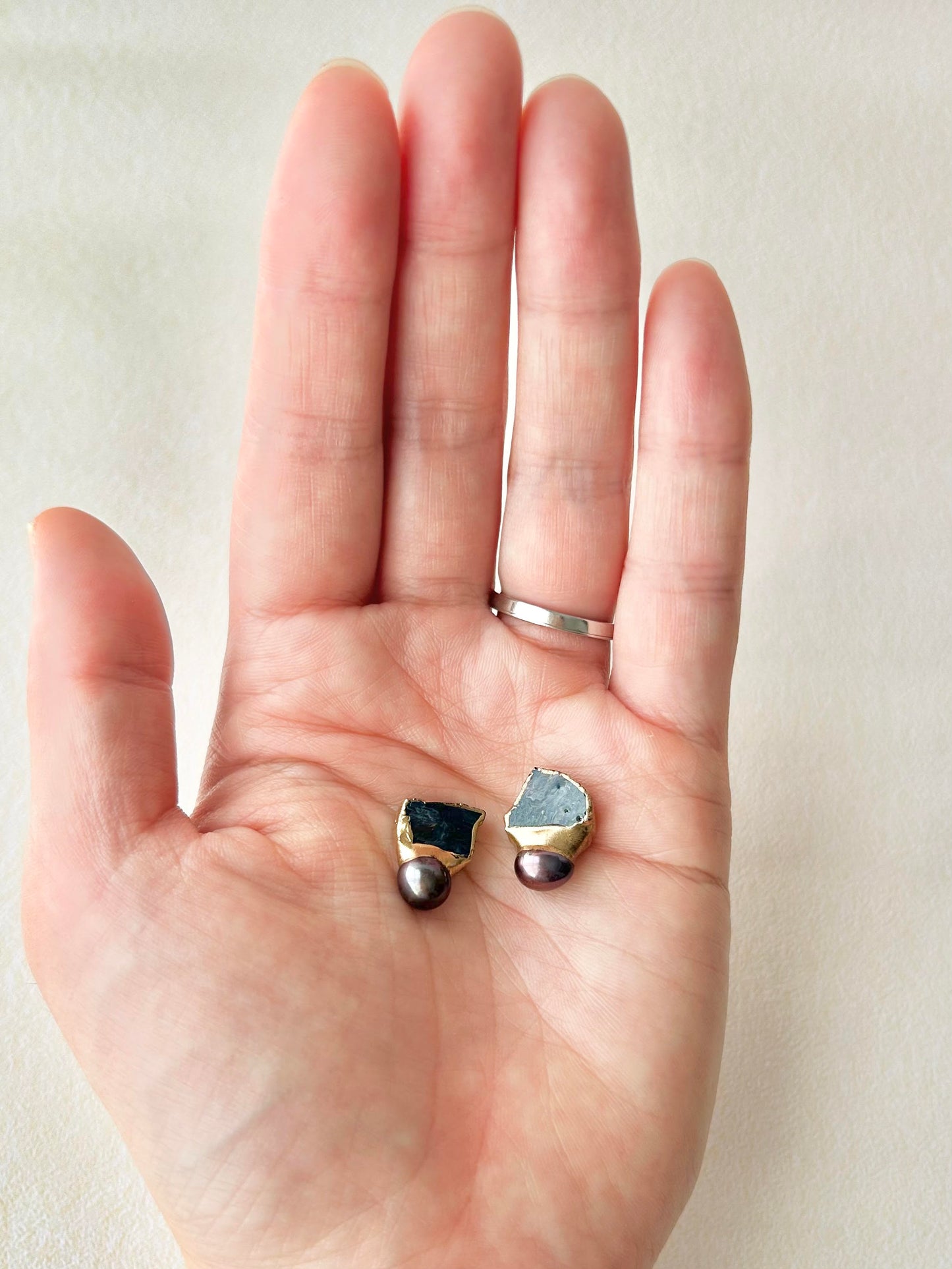 Imari Ware Kintsugi Titanium Earrings Gold Carnelian