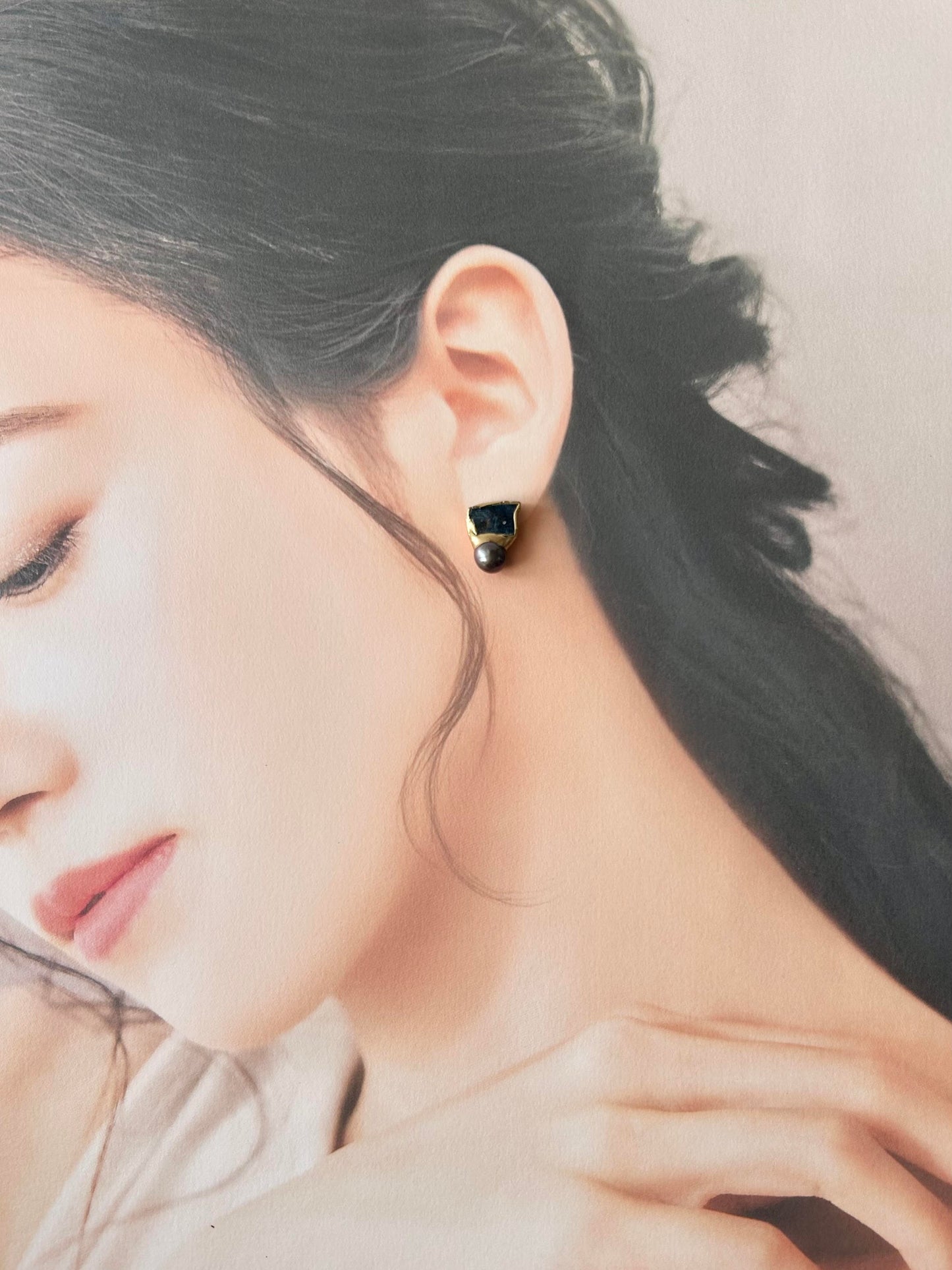 Imari Ware Kintsugi Titanium Earrings Gold Carnelian